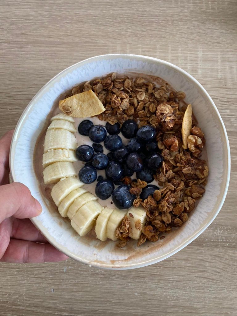 GRANOLA s řeckým jogurtem, borůvkami a banánem - Recept